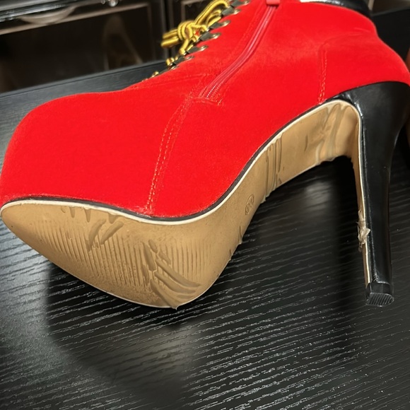 Red High heels - Picture 4 of 6